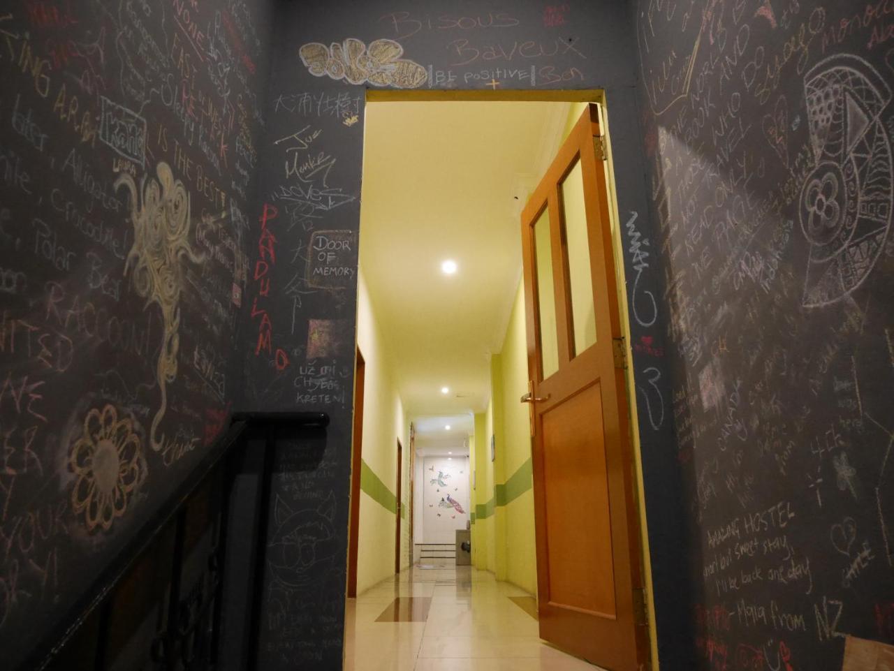 Sleepy Raccoon Hostel Jakarta Exterior photo