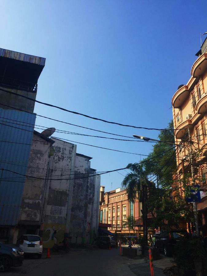 Sleepy Raccoon Hostel Jakarta Exterior photo