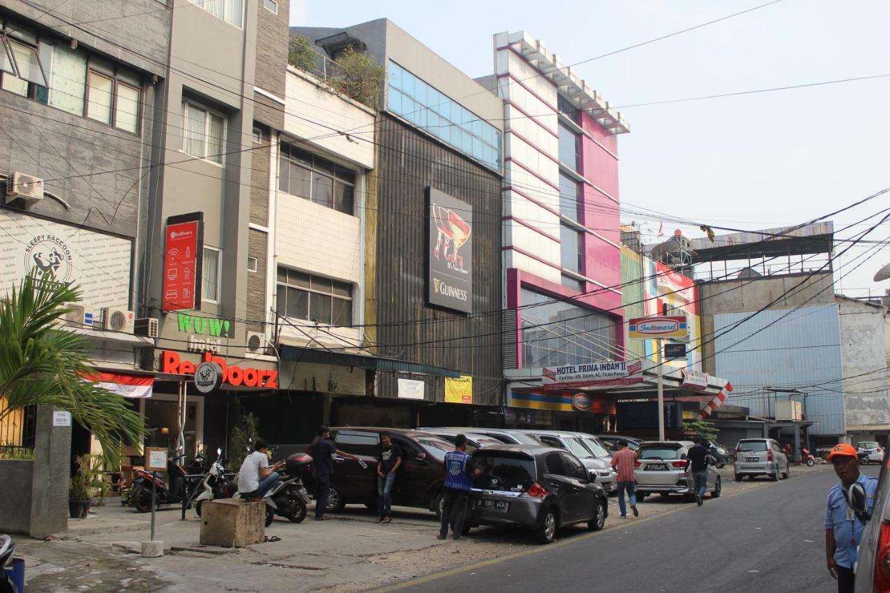 Sleepy Raccoon Hostel Jakarta Exterior photo